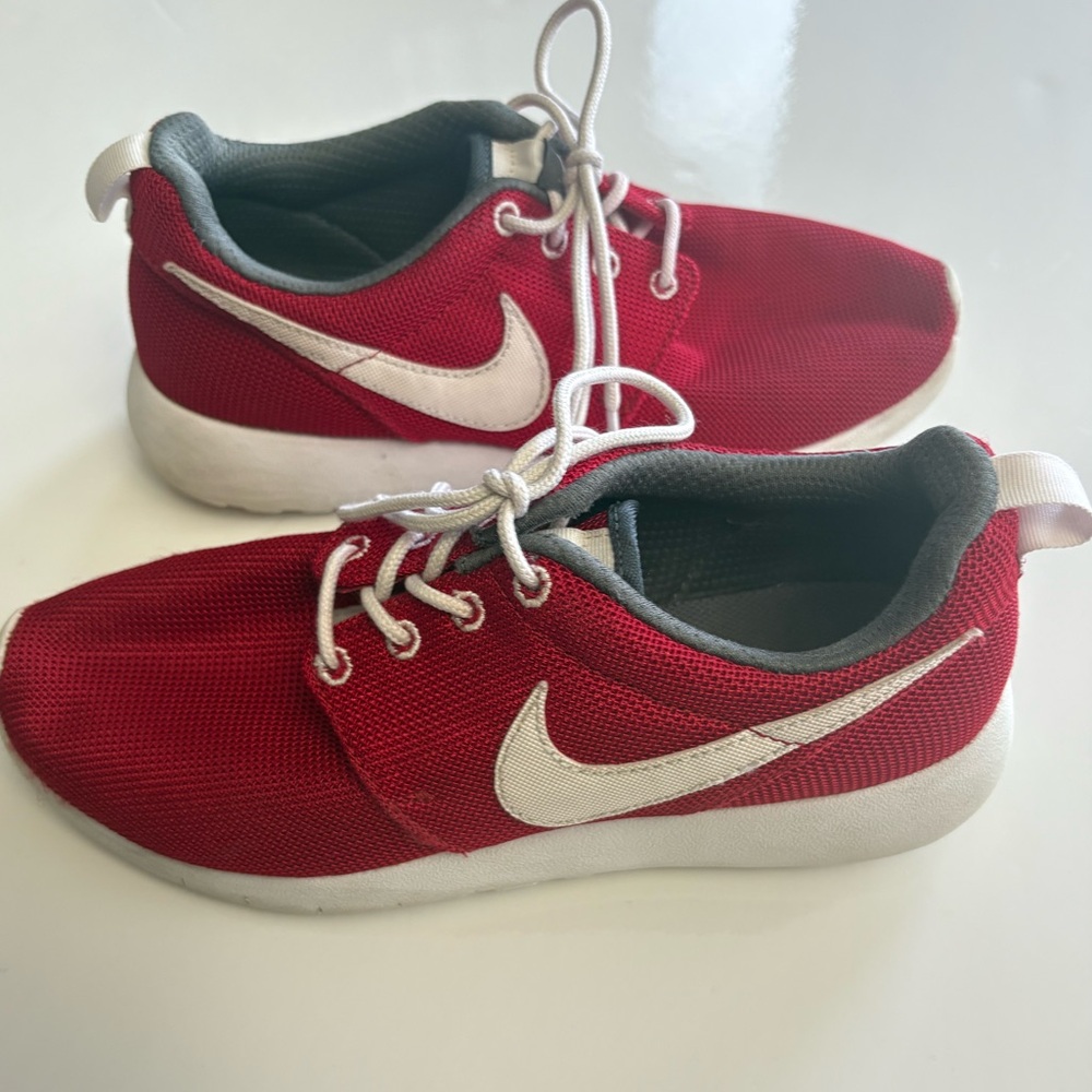 NIKE Roshe One Size 6Y (W 7.5)